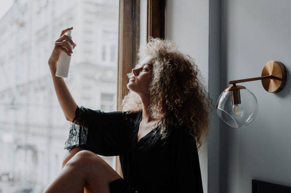 Ilustrasi wanita memakai setting spray (pexels.com/cottonbro studio)