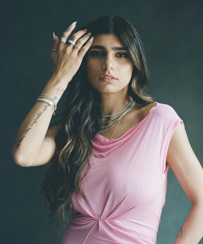 instagram.com/miakhalifa