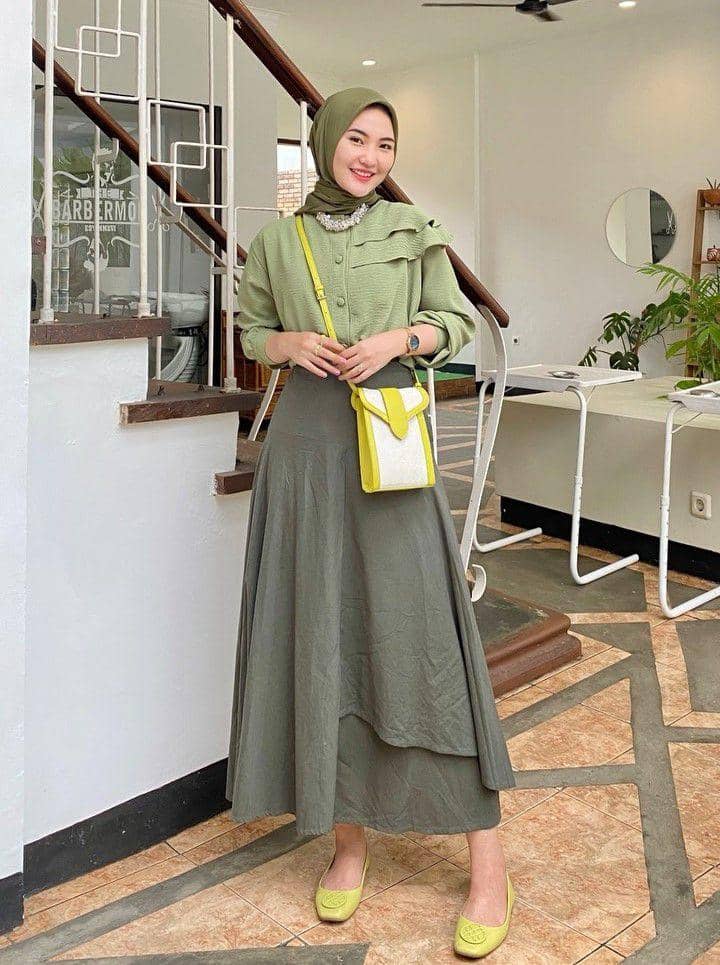 styling atasan sage green ala Intan Ghazella (instagram.com/intanghazll_)