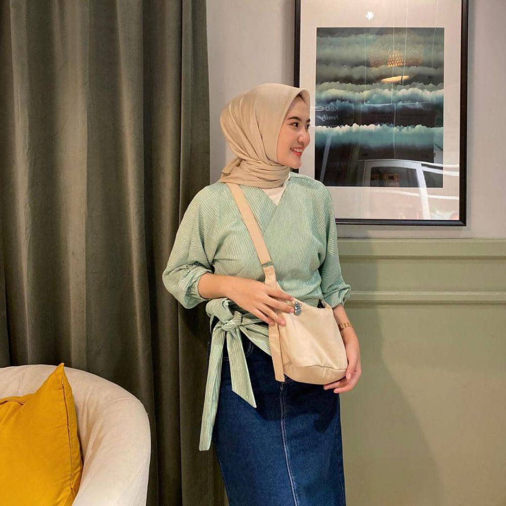 styling atasan sage green ala Intan Ghazella (instagram.com/intanghazll_)