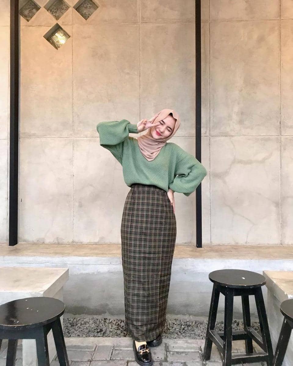 styling atasan sage green ala Intan Ghazella (instagram.com/intanghazll_)