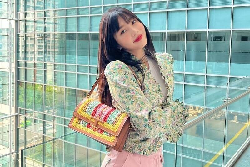Tampil Manis Pakai Motif Floral a La Joy 'Red Velvet'