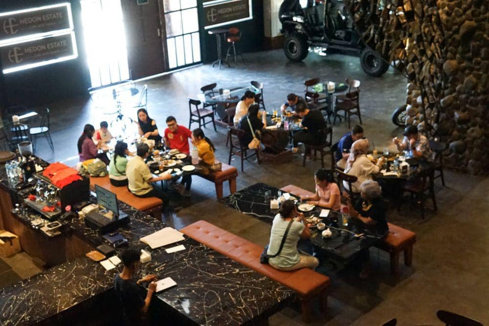 Suasana Hedon Estate Kitchen & Lounge, tempat kongkow di Surabaya. Dok. Pribadi Hedon Estate.