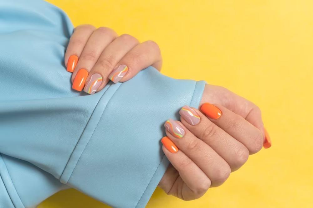 14 Motif Nail Art Simple 2 Warna yang Bagus dan Menawan