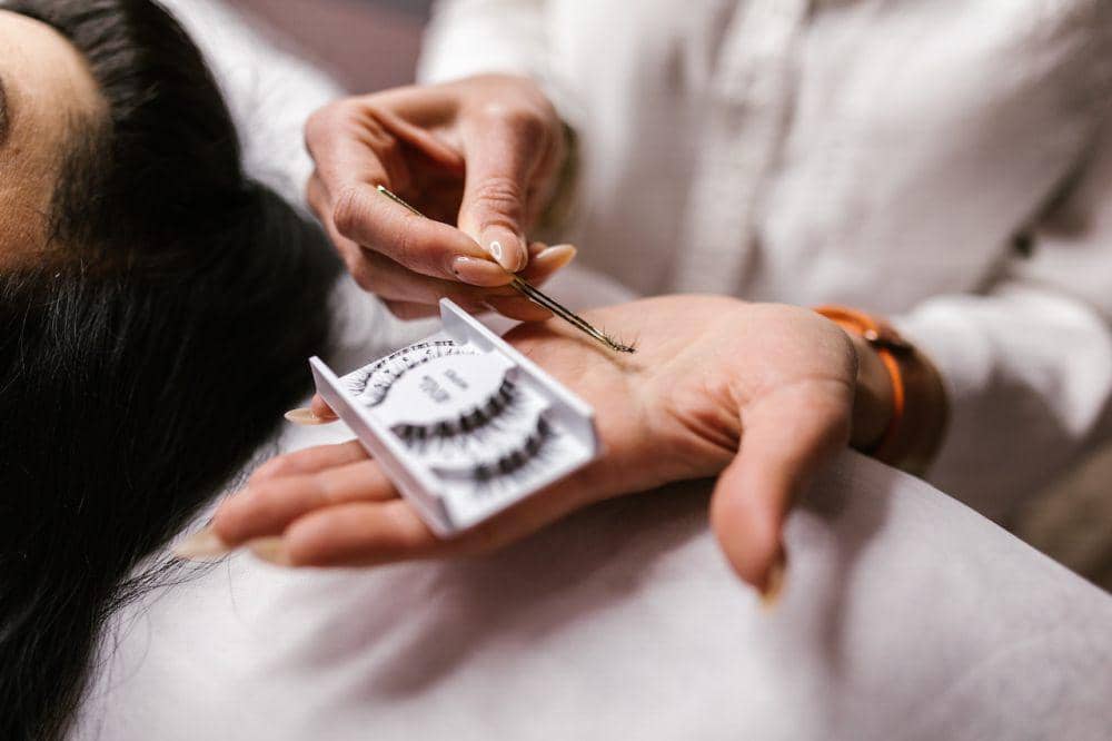 ilustrasi fake eyelashes (pexels.com/RDNE Stock project)