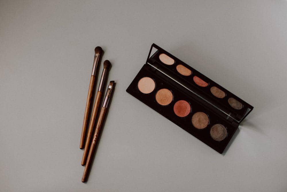 Ilustrasi concealer palette (unsplash.com/Kelly Sikkema)