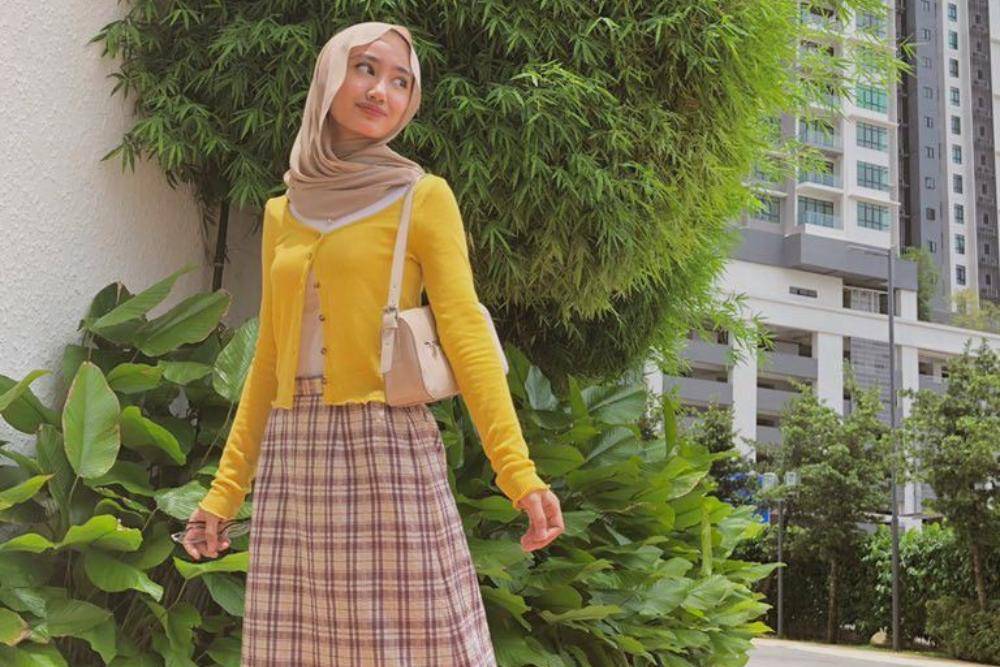 10 OOTD Cardigan Crop Hijab, Penampilan Makin Stylish dan Chic