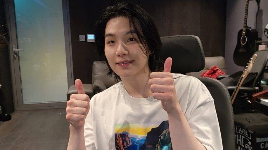 Tangkapan Layar / Weverse Live SUGA