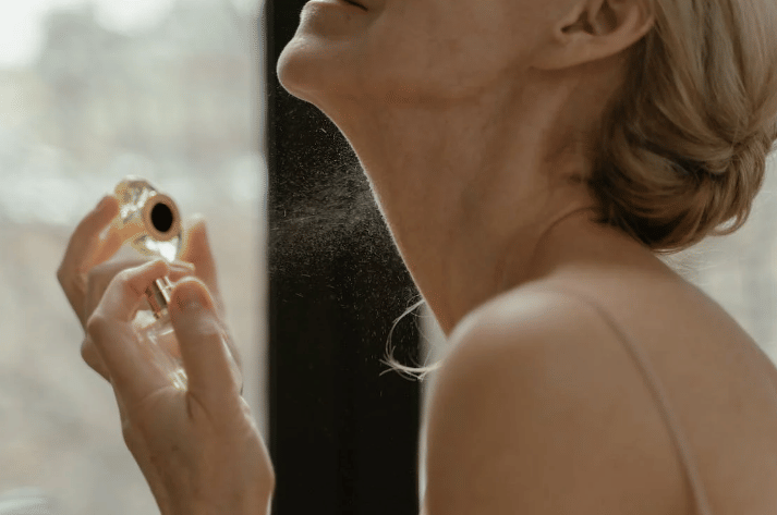 ilustrasi wanita memakai parfum aroma fruity