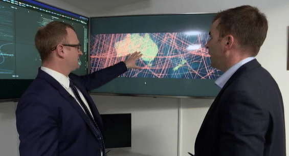 James Bennet menjelaskan pergerakan satelit di atas benua Australia. (dok. ABC/ News)