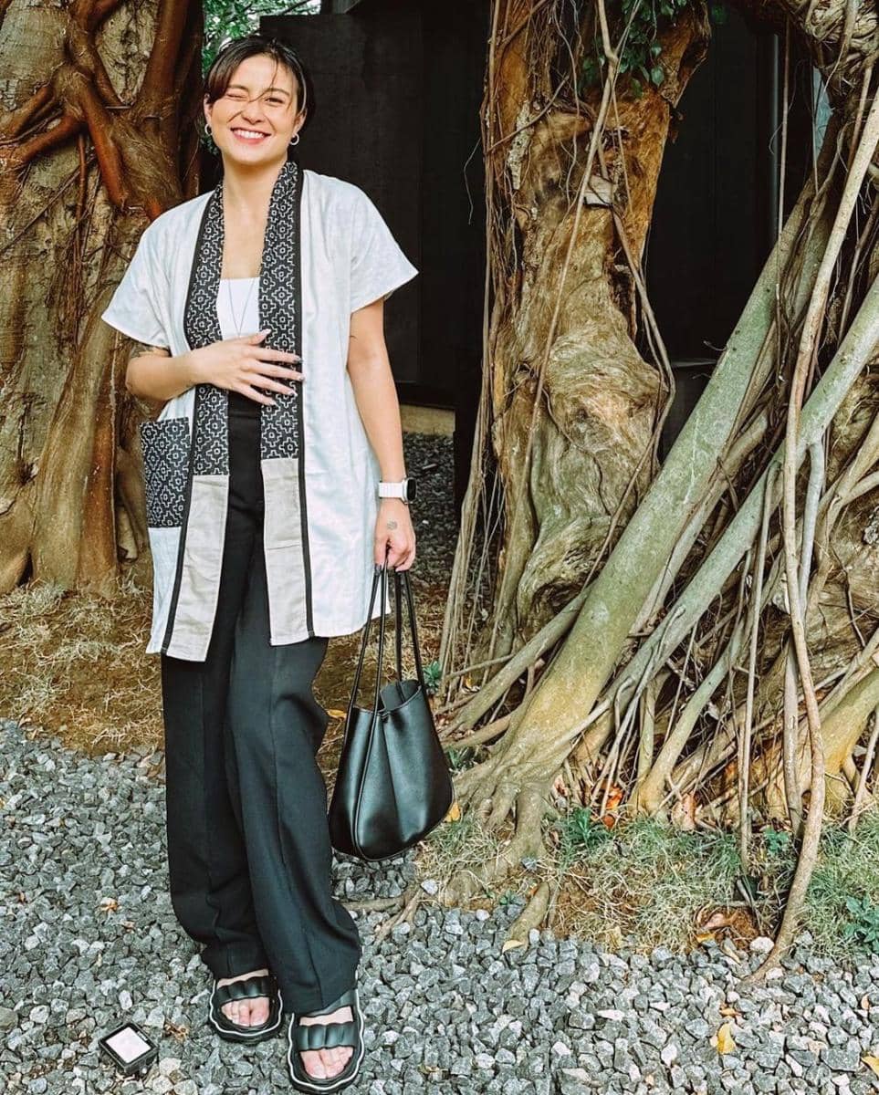 Outfit batik ala Karin Novilda (instagram.com/narinkovilda)
