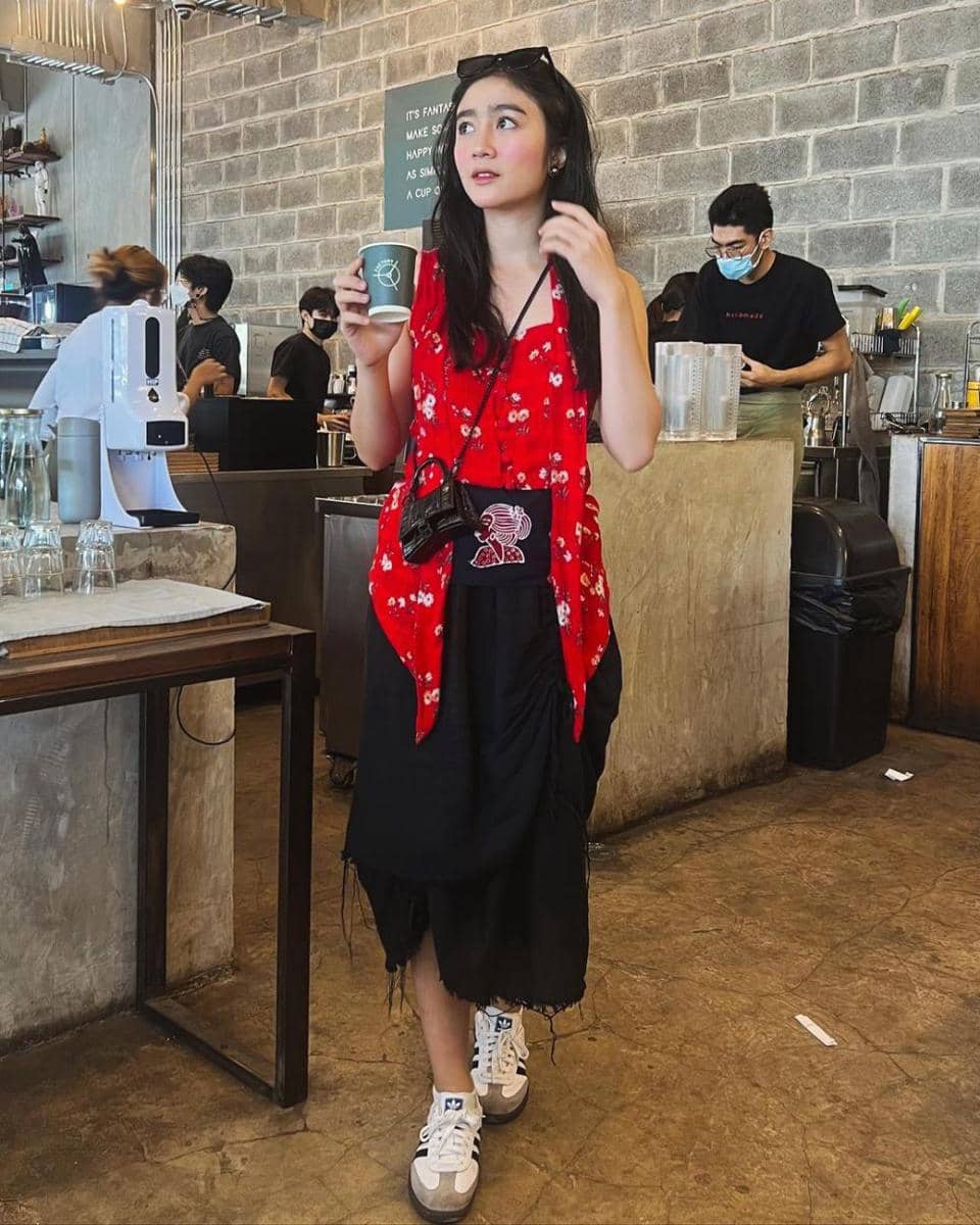 ide gaya berkain tradisional ala Febby Rastanty  (instagram.com/febbyrastanty)