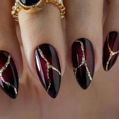 Inspirasi Burgundy Nail Art yang Elegan