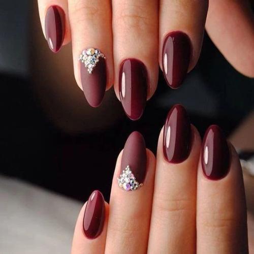 Inspirasi Burgundy Nail Art yang Elegan