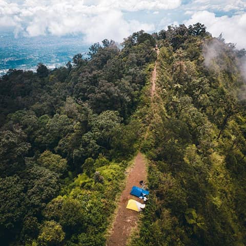 Wisata Gunung Burangrang, Lokasi, Rute, dan HTM | Popbela.com