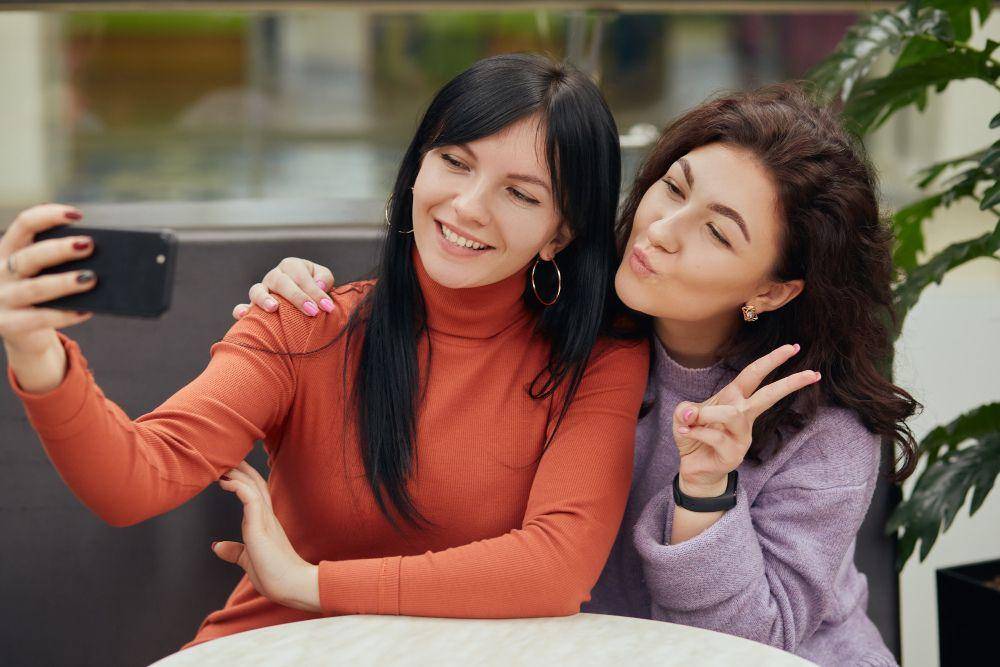 Penuh Support, Ini 6 Zodiak yang Akan Jadi Ipar Perempuan Terbaik