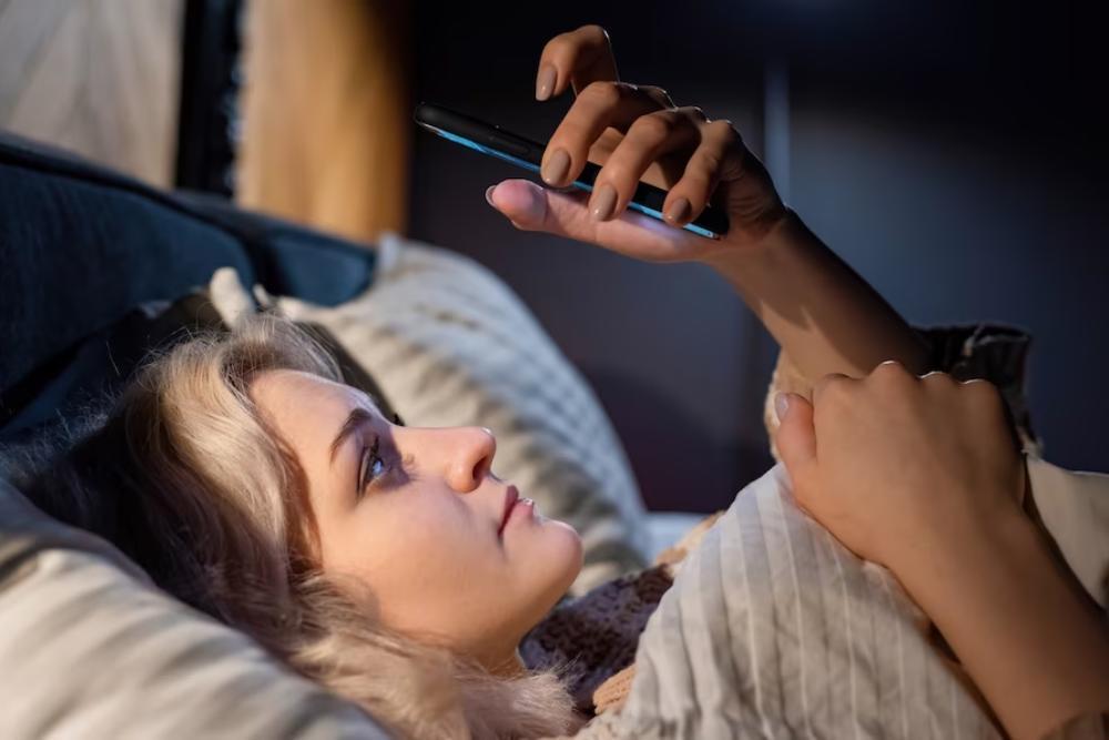 7 Zodiak yang Sering Sleep Call, Ingin Selalu Dekat!