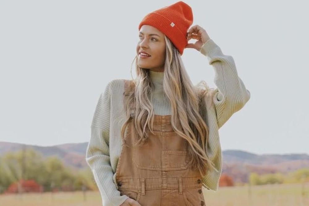 12 Outfit Camping Perempuan yang Stylish tapi Nyaman