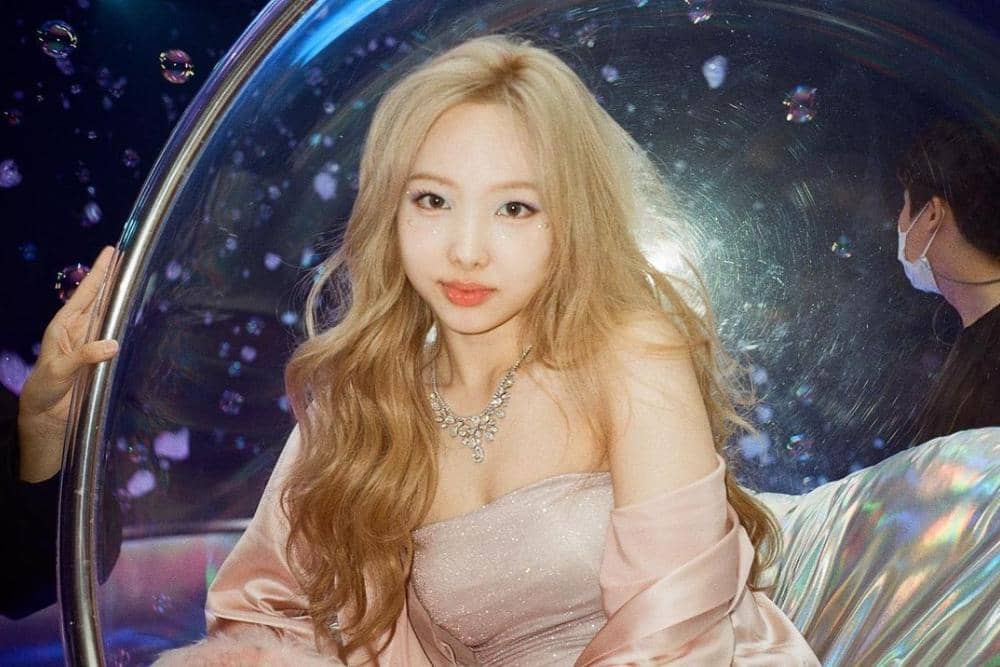 Gaya Para Idol dengan Rambut Pirang Terang, Memesona!