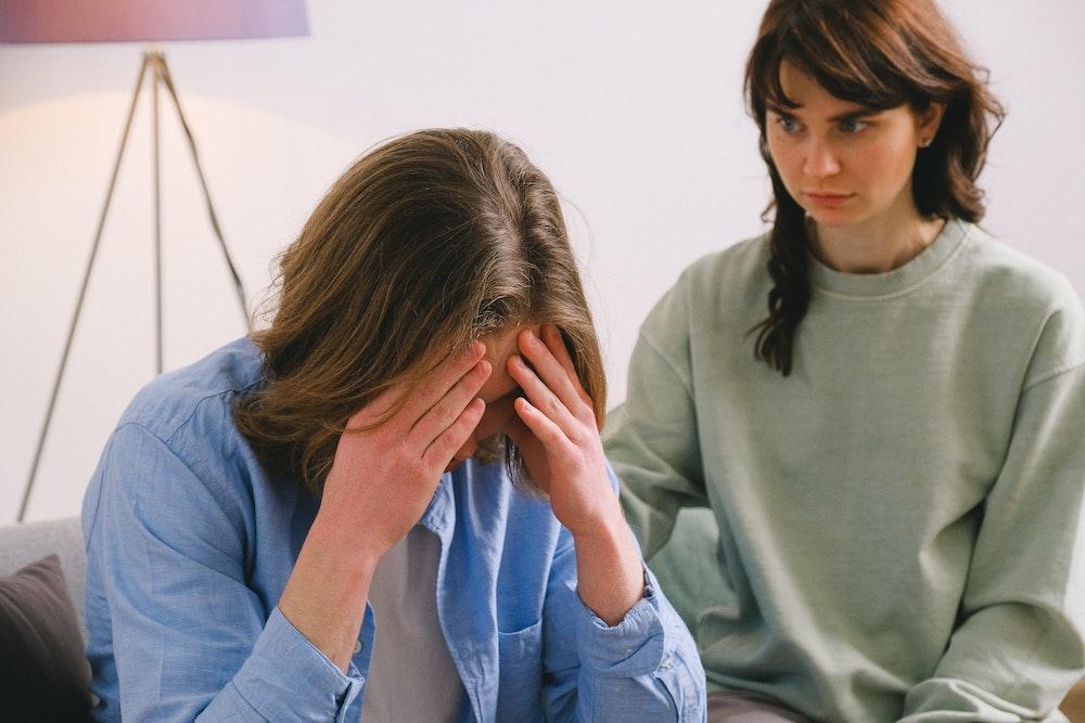 8 Tanda Pacarmu Adalah Laki-Laki yang Insecure, Posesif Abis!