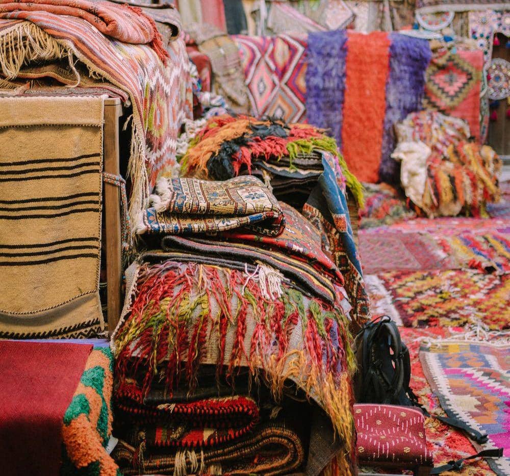 ilustrasi karpet (pexels.com/id-id/@mavimiro/)