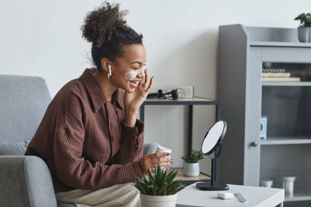 ilustrasi seorang wanita memakai pelembap (pexels.com/Jep Gambardella)