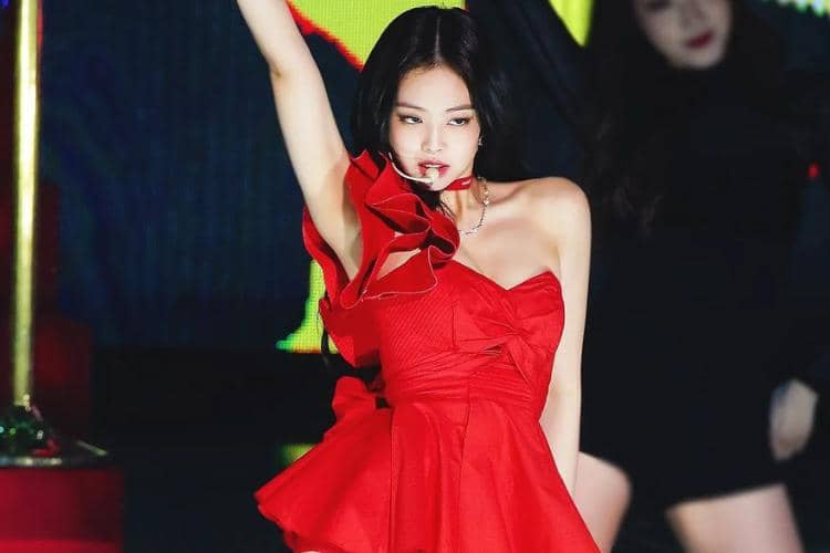 Gaya Seksi K-Idol Perempuan Pakai Baju Merah di Atas Panggung