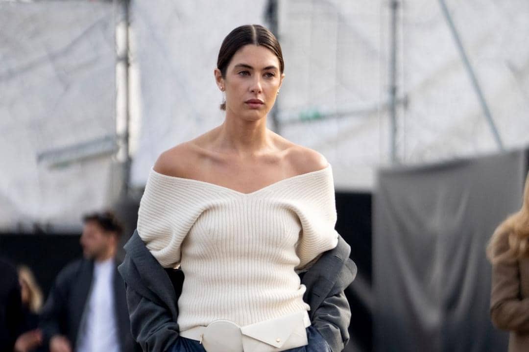 Cara Mix & Match Off-Shoulder Sweater yang Modis