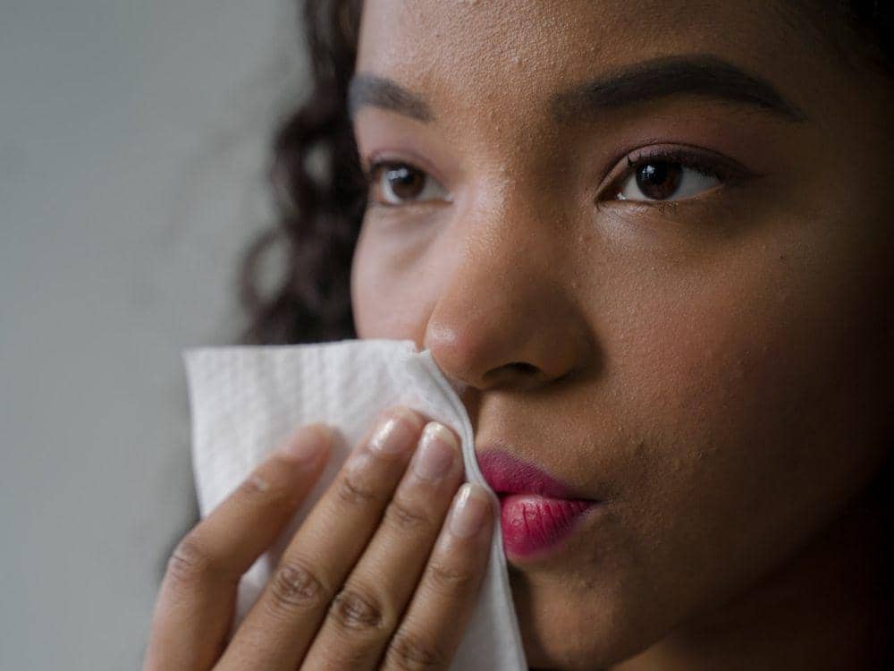 ilustrasi perempuan menghapus makeup bibir
