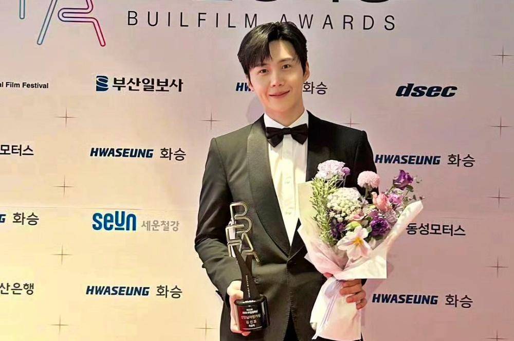 Pemenang Buil Film Awards 2023, Kim Seon Ho Raih 'Best New Actor'
