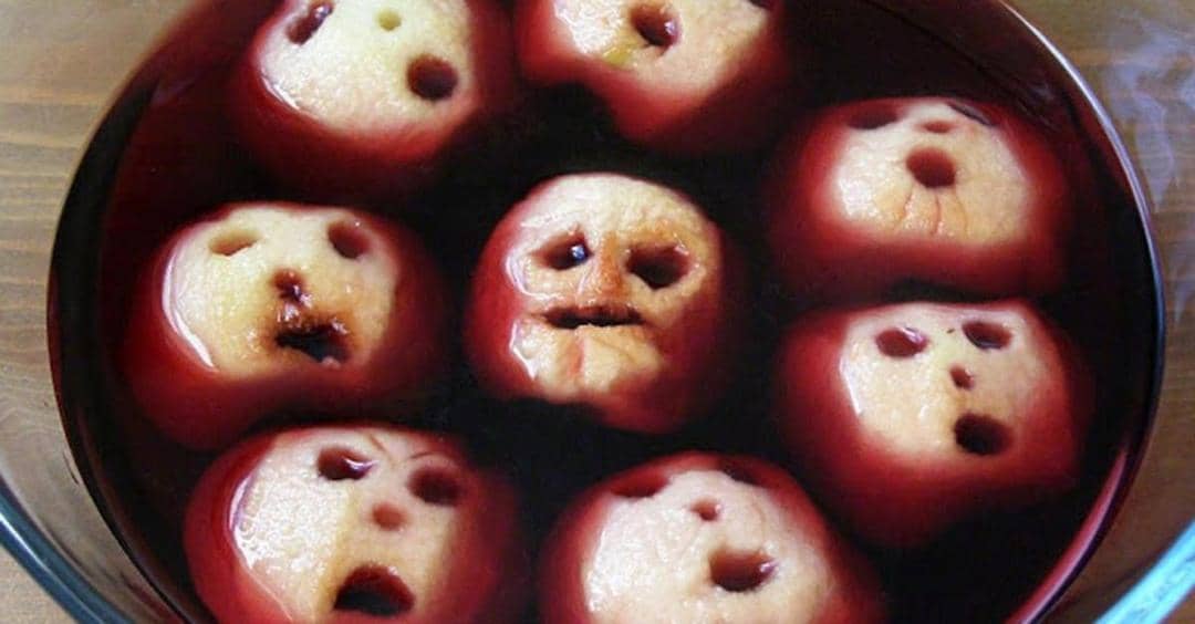 apel yang mengambang diatas sirup