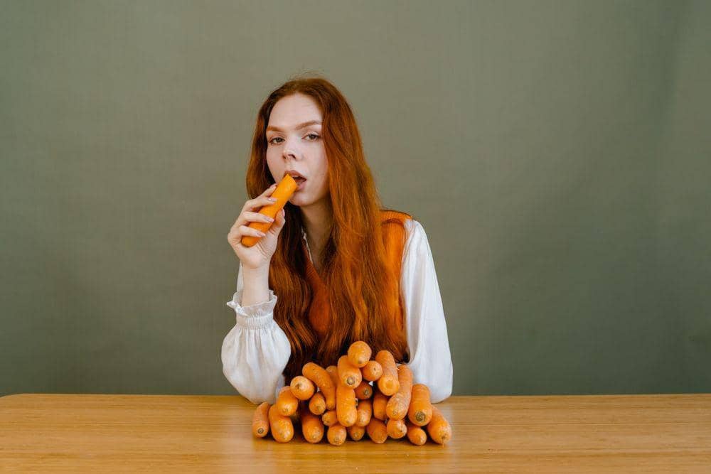 ilustrasi makan wortel (pexels.com/MART PRODUCTION)