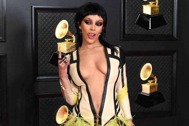 Gaya Terseksi Artis Hollywood Pakai Gaun Unzipped di Acara Penting