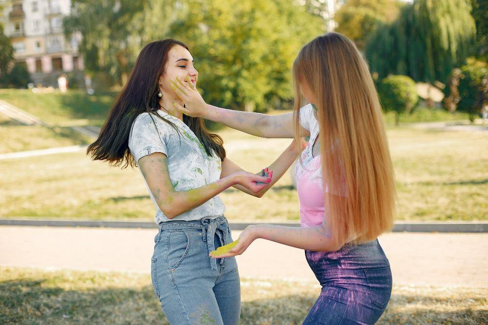 9 Cara Menghadapi Teman yang Terlalu Kompetitif, Tetap Suportif!