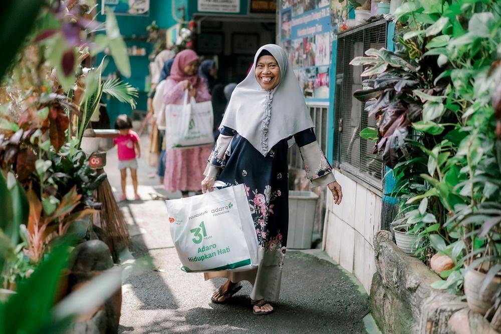'Adaro Hidupkan Hati' Berbagi Dua Ribu Paket Sembako