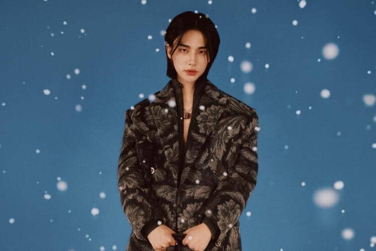 Hyunjin ‘Stray Kids’ Debut Jadi Model Campaign Versace Holiday 2023