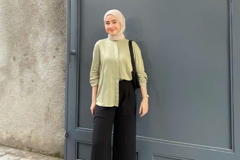 10 OOTD Celana Kulot Hitam dan Kemeja yang Simpel dan Elegan