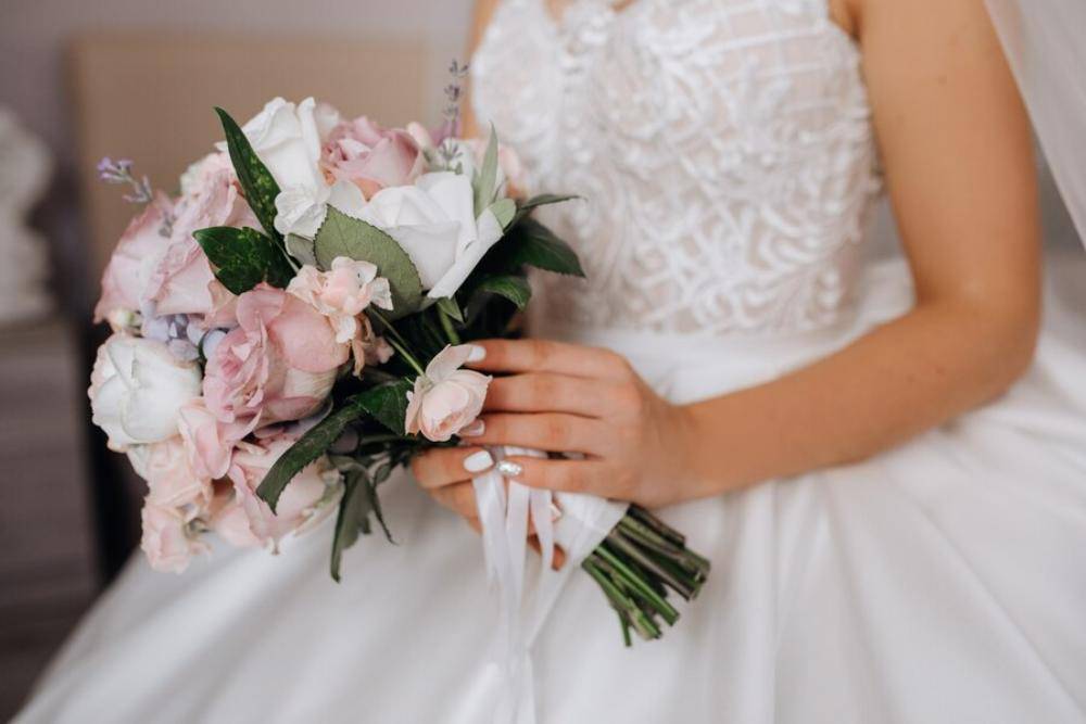 9 Ide Hand Bouquet Wedding yang Estetik dan Elegan