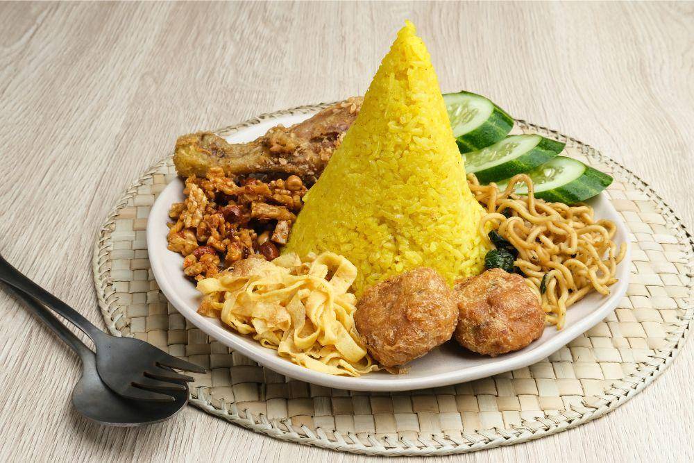10 Rekomendasi Lauk Nasi Kuning Dari Berbagai Daerah Indonesia