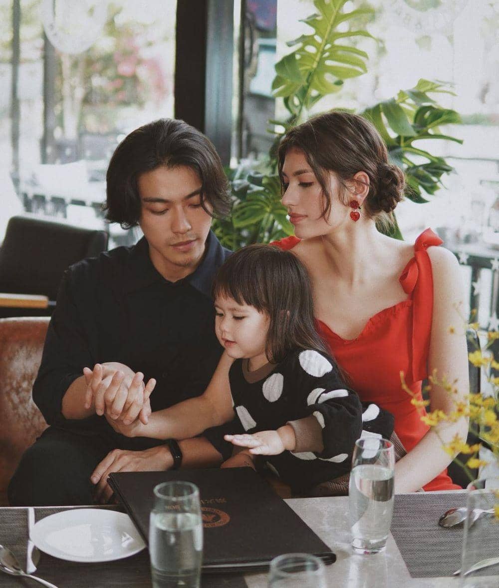 instagram.com/coser.karina