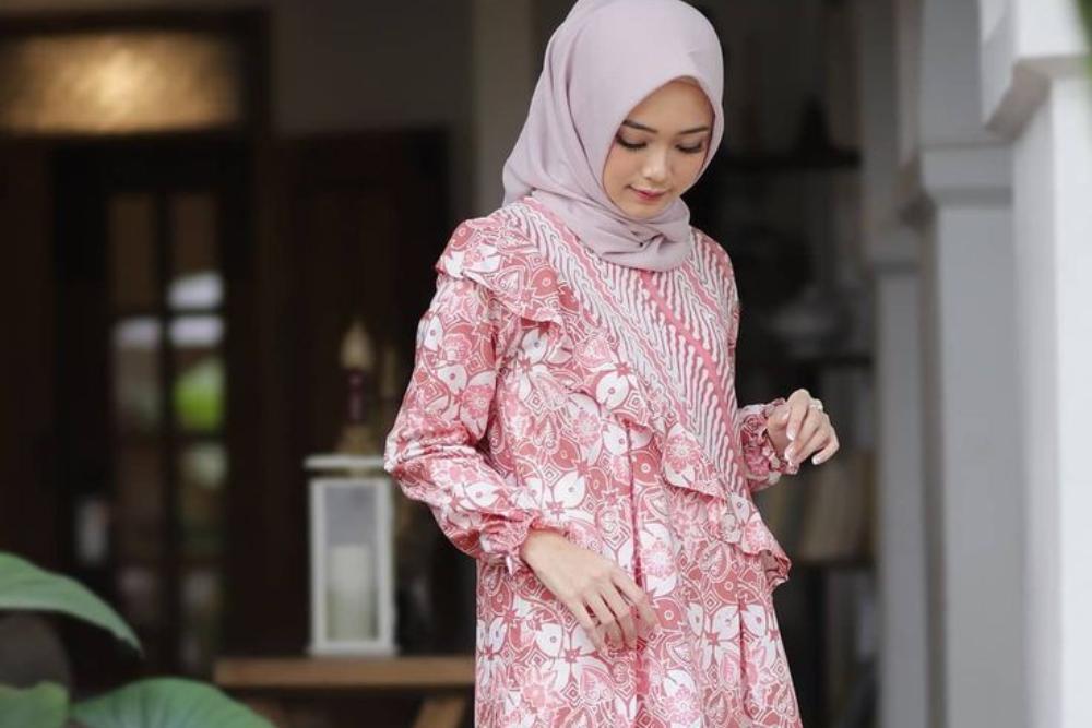 10 Model Blouse Batik Perempuan Terbaru yang Elegan dan Stylish
