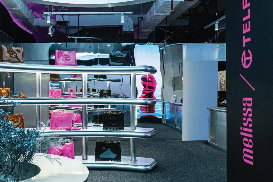 Kolaborasi Melissa x Telfar Hadirkan Instalasi Fashion yang Artsy