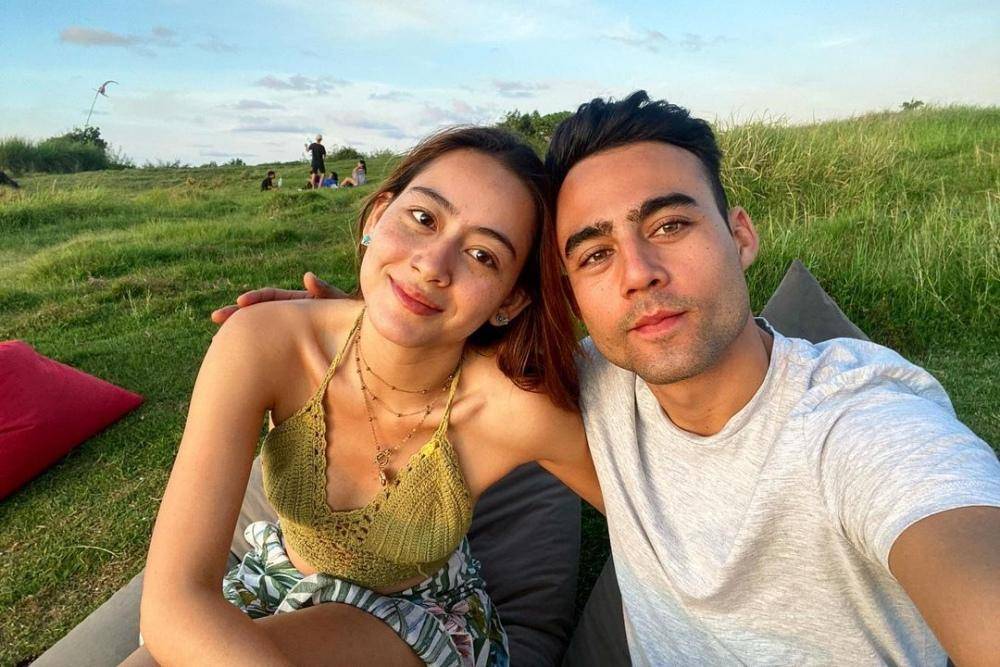 Umumkan Hamil, Intip 8 Potret Bahagia Laura Theux dan Indra Brotolaras