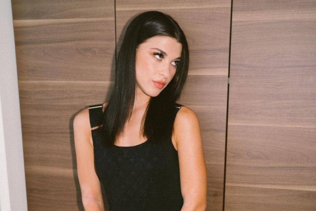 instagram.com/phoebegates