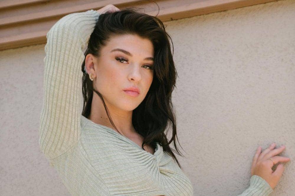 instagram.com/phoebegates