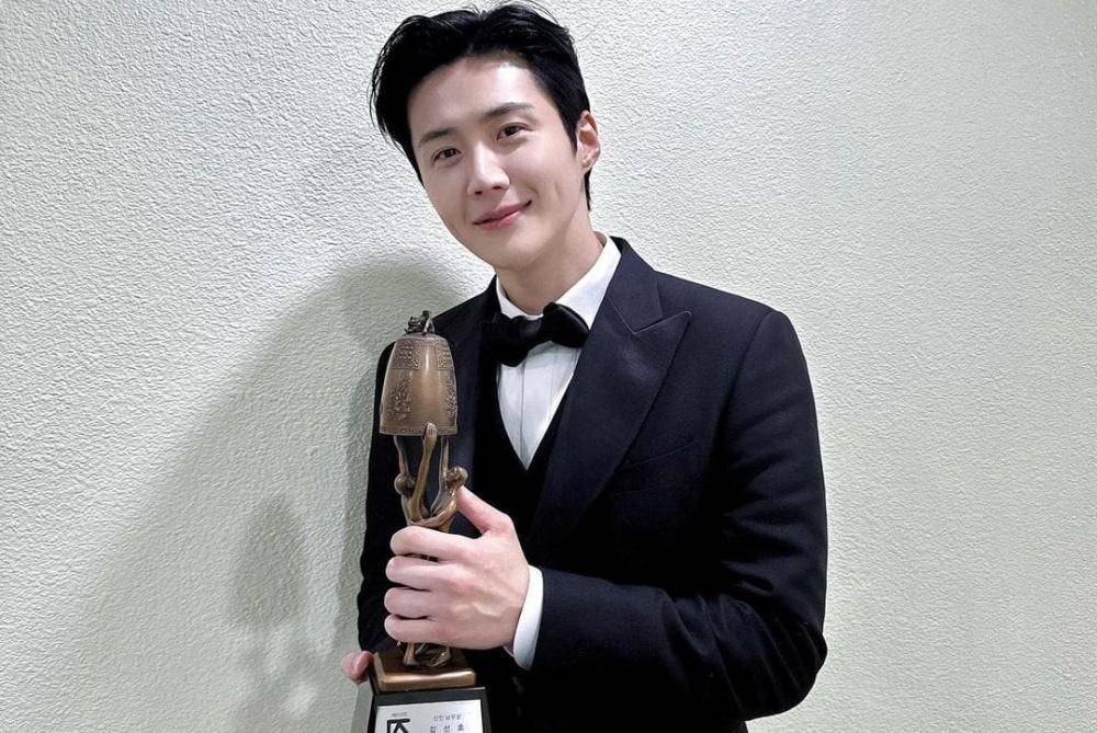 Pemenang Grand Bell Awards 2023, Kim Seon Ho Sabet Best New Actor