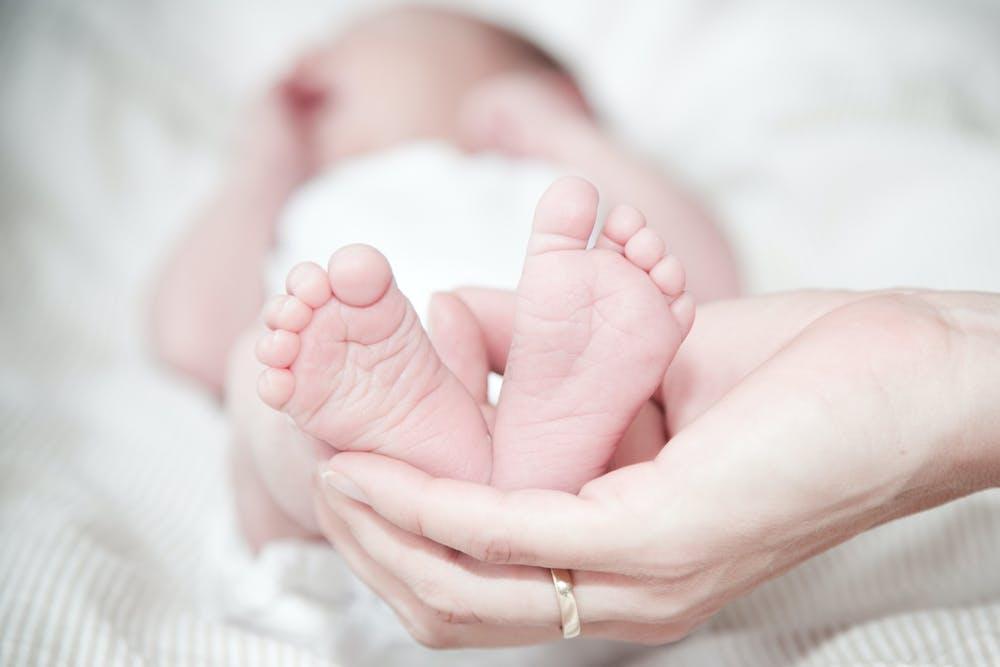 8 Makna Unik Mimpi Diberikan Anak Wanita, Mengangkut Hoki!