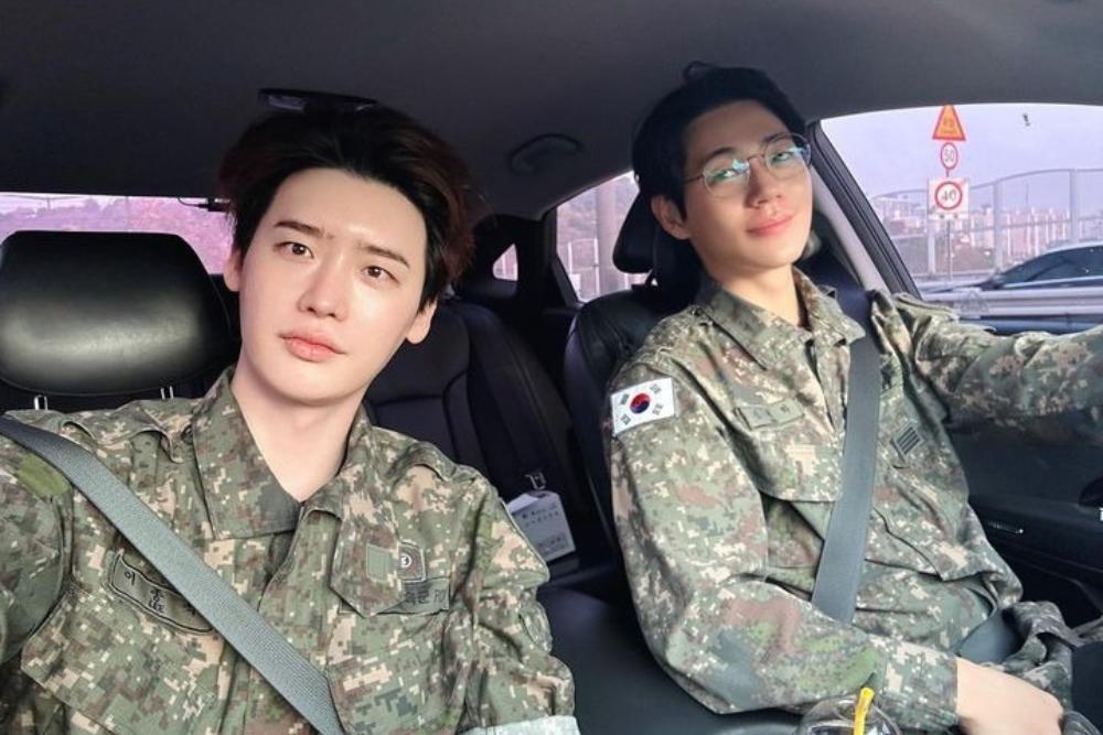 Potret Lee Jong Suk & Shin Jae Ha Kembali Wajib Militer