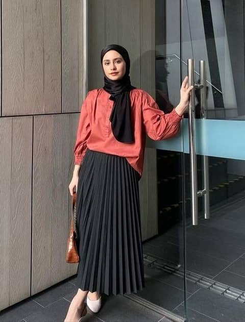 10 OOTD Rok Plisket Hitam dan Kemeja, Simpel tapi Stylish! | Popbela.com