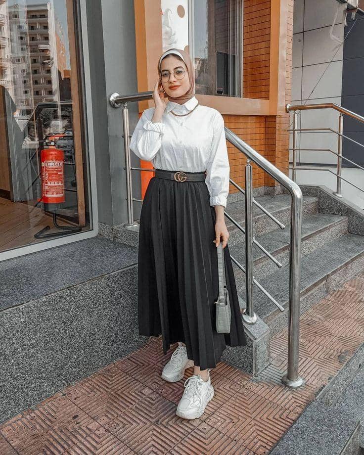10 OOTD Rok Plisket Hitam dan Kemeja, Simpel tapi Stylish! | Popbela.com
